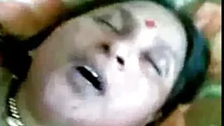 A filme pornô as brasileirinhas grátis vagabunda chupa furtivamente o vizinho.