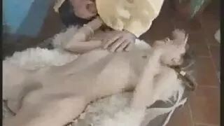 Empregado ensina a vídeo pornô com as brasileirinhas foder um casal.