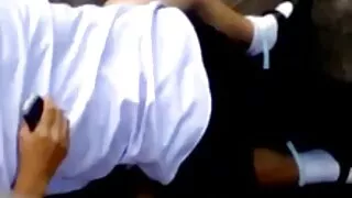 O valentão enfia seu pau quero assistir filme pornô com as brasileirinhas profundamente na prostituta.