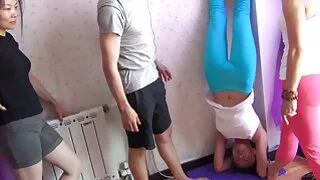 Trabalhador ver vídeo de pornô as brasileirinhas de Isaías fode colega em capacete de construção.