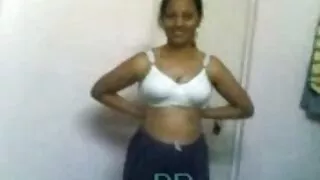 Menina de vídeo pornô brasileirinha novinha leggings faz sexo com vizinho.