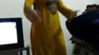 Bebi uma cerveja e fodi as brasileirinhas vídeos pornô uma loira no chão.