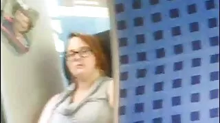 Um vídeo pornô de brasileirinhas tipo a foder a tia no cu.