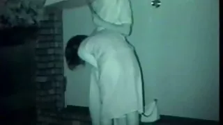 Menina videos de sexo as brasileirinhas faz xixi em um copo.