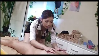 Dedilhado buceta com um jato de água. vídeo pornô só as brasileirinhas