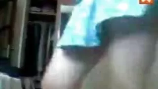 Ninfeta russa transa com amigos no vídeo pornô de brasileirinhas dormitório.