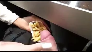 A garota é fodida na bunda com brasileirinhas videos sexo Poedenashvili e dói.
