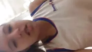 Agrada o amante vídeo de pornô as brasileirinhas no sofá.