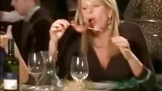 Dedilhado buceta vídeo pornô brasileirinha ao vivo e mijando em um copo.