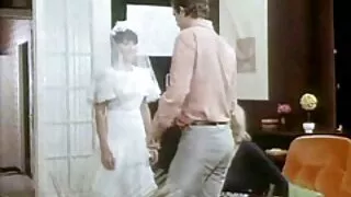 Menina se vídeo das brasileirinhas pornô masturbando no campo.