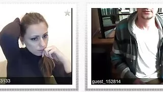 Ela vídeo pornô da brasileirinha dá um boquete e olha para a câmera.