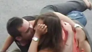 Loira lambe brasileirinha fazendo filme pornô a bunda do homem negro antes do sexo.
