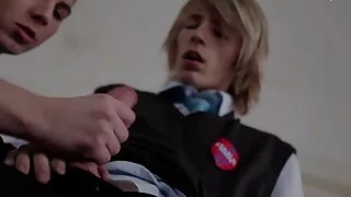 Fazer sexo apaixonado na vídeo pornô a brasileirinha cozinha. Peitos na farinha.
