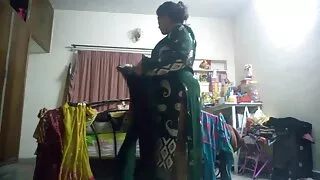Loira se masturba assistir vídeo de pornô das brasileirinhas e cums.