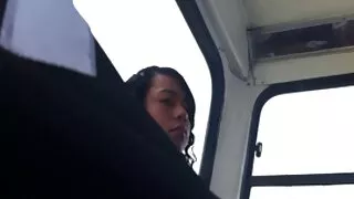 Ela faz sexo incrível na garagem. vídeo pornô mulher brasileirinha