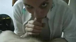 Natalie faz xixi na mesa e video de sexo brasileirinhas fica molhada de xixi.