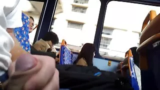 Cansado de assistir a masturbação e mostrou assistir vídeo pornô brasileirinha como foder uma loira.